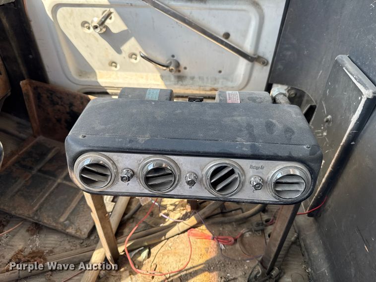 image for item ER0469 1990 Ford LT8000 dump truck