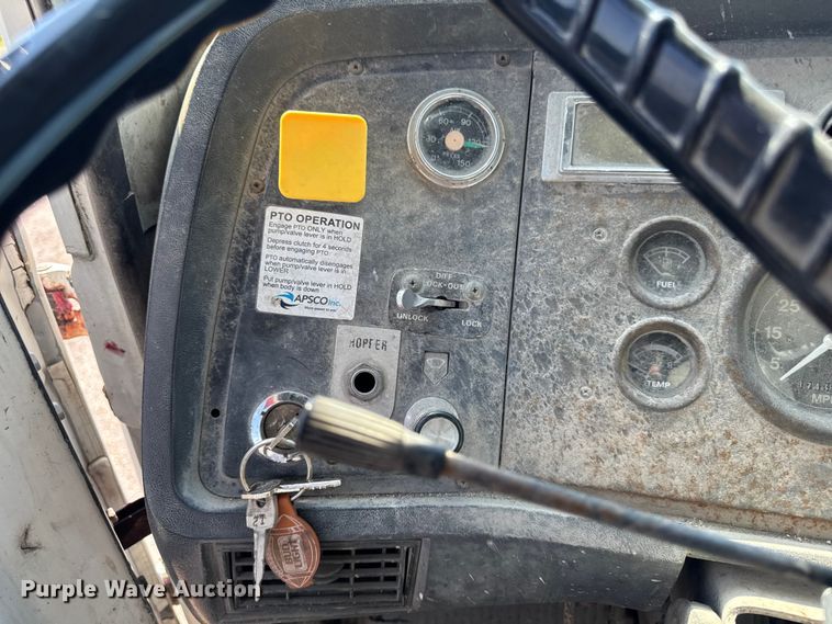 image for item ER0469 1990 Ford LT8000 dump truck