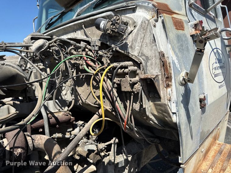 image for item ER0469 1990 Ford LT8000 dump truck