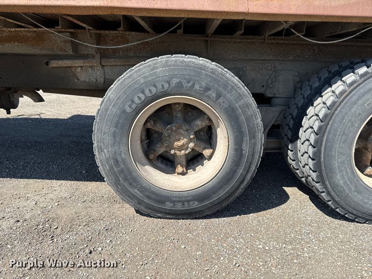 image for item ER0469 1990 Ford LT8000 dump truck