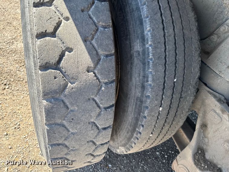 image for item ER0469 1990 Ford LT8000 dump truck