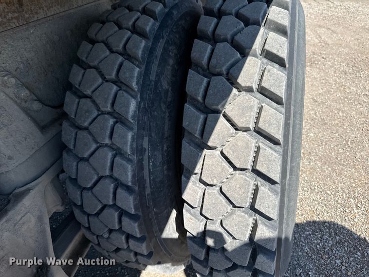 image for item ER0469 1990 Ford LT8000 dump truck