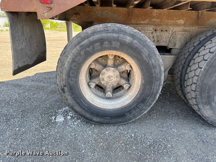 image for item ER0469 1990 Ford LT8000 dump truck
