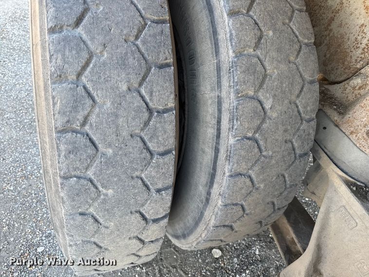 image for item ER0469 1990 Ford LT8000 dump truck