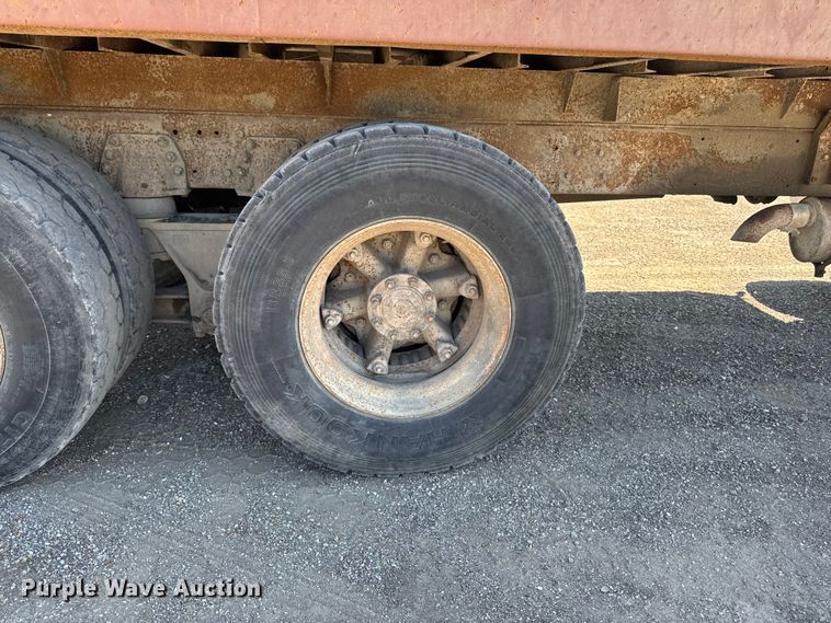 image for item ER0469 1990 Ford LT8000 dump truck