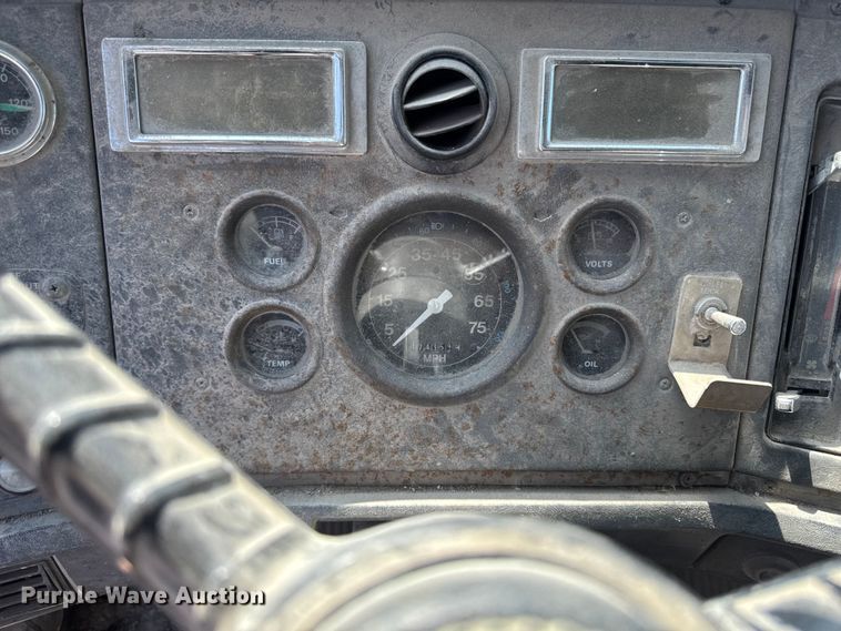 image for item ER0469 1990 Ford LT8000 dump truck