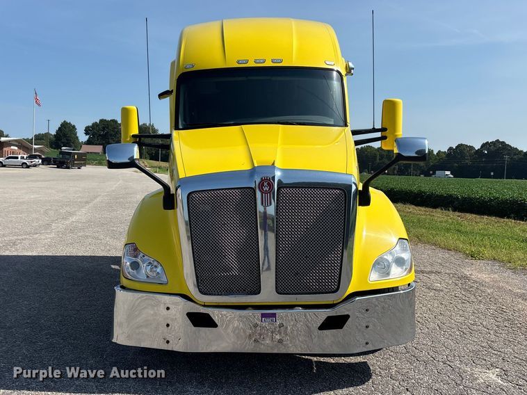 image for item ER3228 2017 Kenworth T680 semi truck