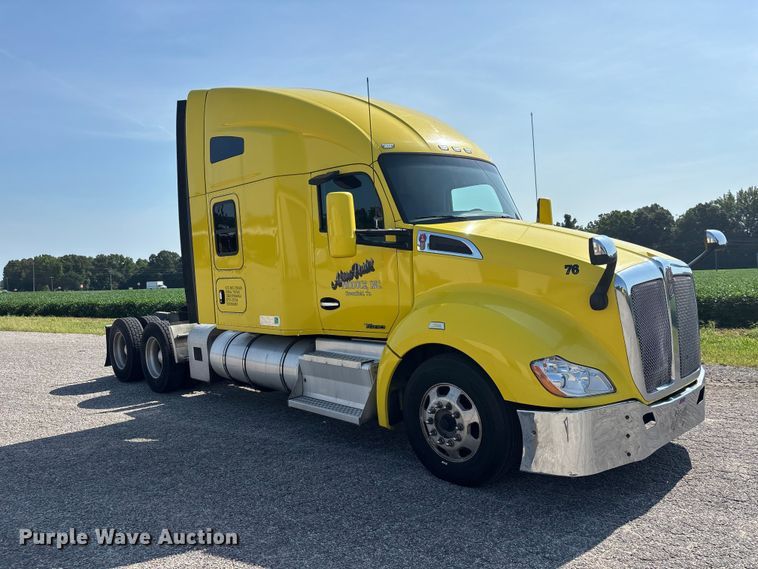 image for item ER3228 2017 Kenworth T680 semi truck