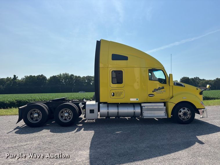 image for item ER3228 2017 Kenworth T680 semi truck