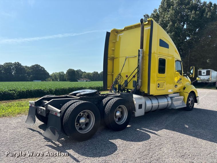 image for item ER3228 2017 Kenworth T680 semi truck