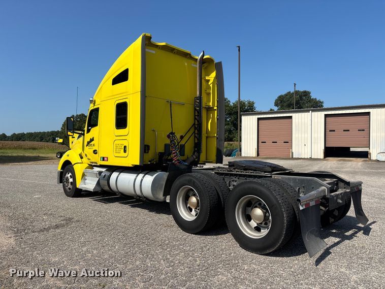 image for item ER3228 2017 Kenworth T680 semi truck