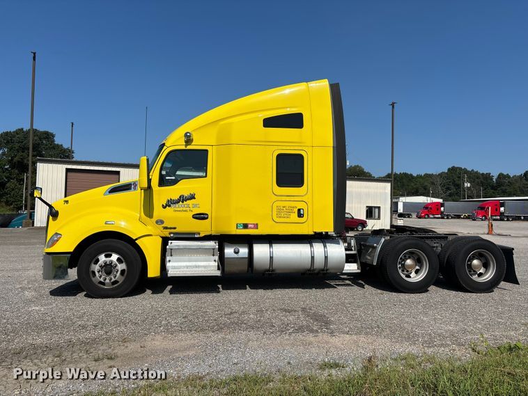 image for item ER3228 2017 Kenworth T680 semi truck