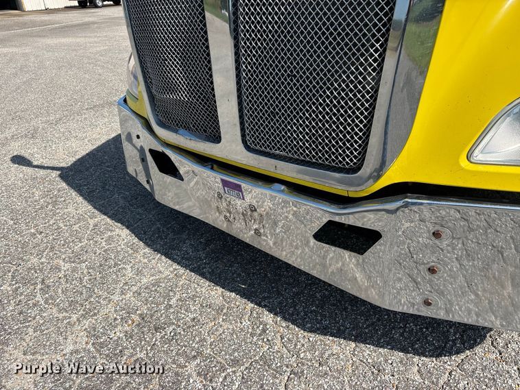 image for item ER3228 2017 Kenworth T680 semi truck