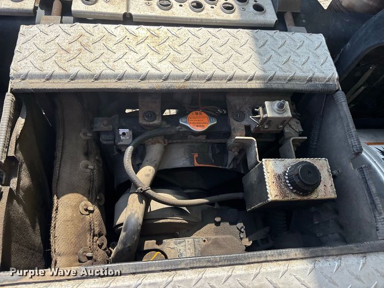image for item ER3228 2017 Kenworth T680 semi truck