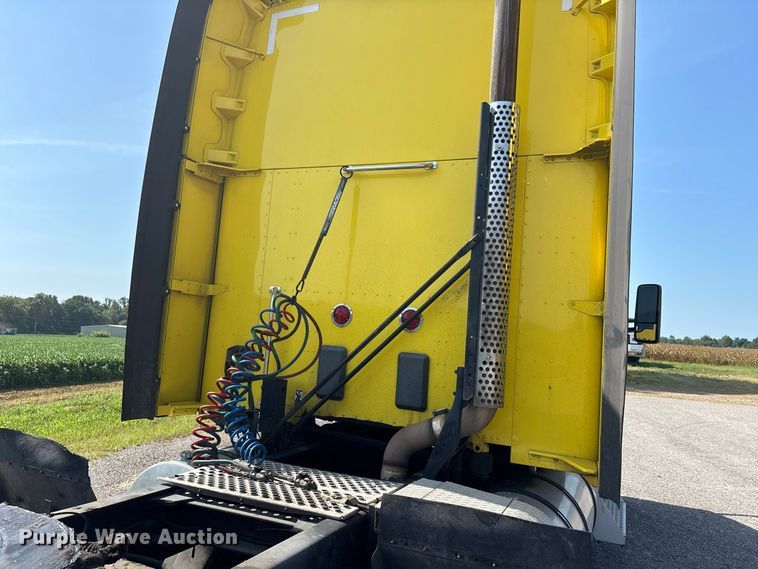 image for item ER3228 2017 Kenworth T680 semi truck
