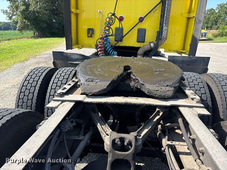 image for item ER3228 2017 Kenworth T680 semi truck