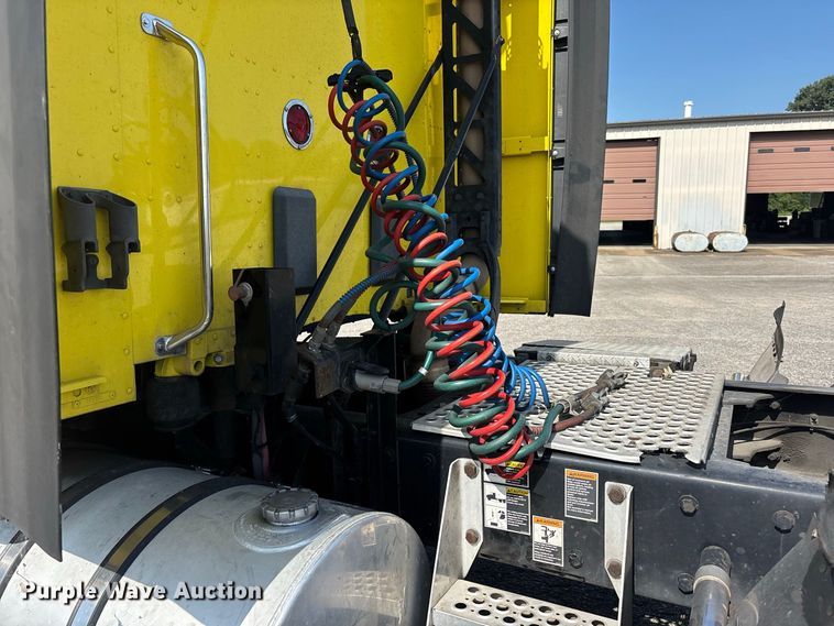 image for item ER3228 2017 Kenworth T680 semi truck