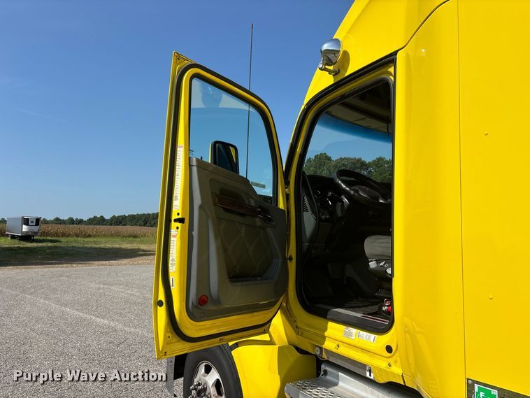 image for item ER3228 2017 Kenworth T680 semi truck