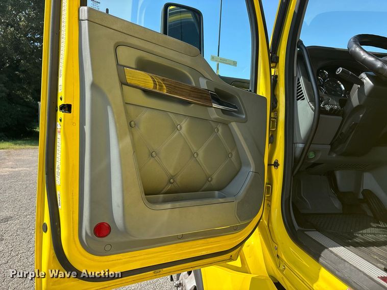 image for item ER3228 2017 Kenworth T680 semi truck