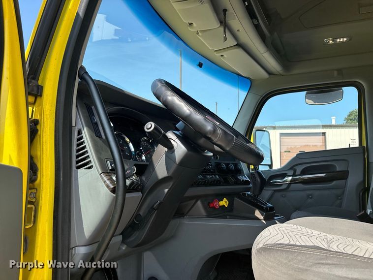image for item ER3228 2017 Kenworth T680 semi truck