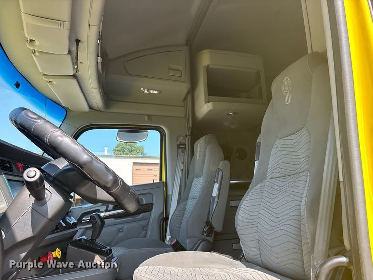 image for item ER3228 2017 Kenworth T680 semi truck