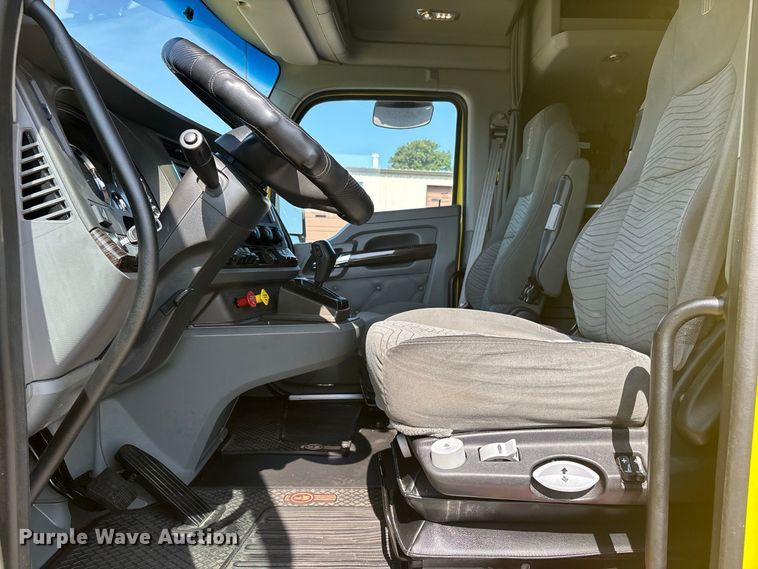 image for item ER3228 2017 Kenworth T680 semi truck