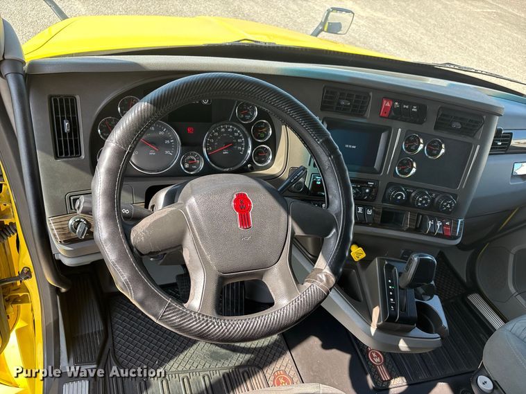 image for item ER3228 2017 Kenworth T680 semi truck