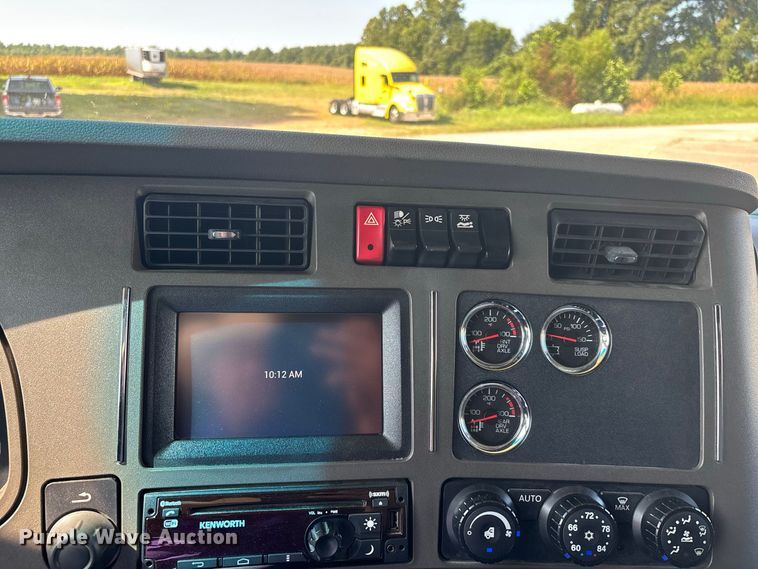 image for item ER3228 2017 Kenworth T680 semi truck