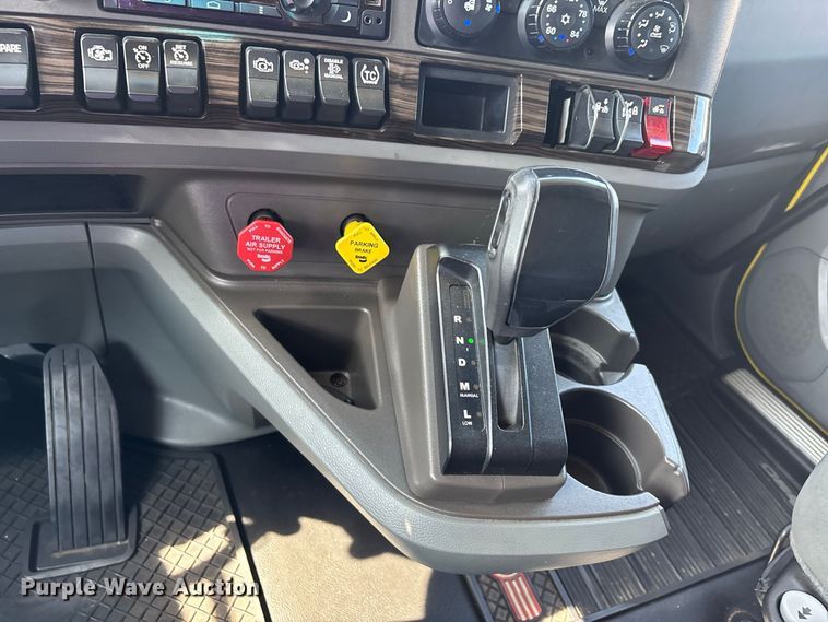image for item ER3228 2017 Kenworth T680 semi truck