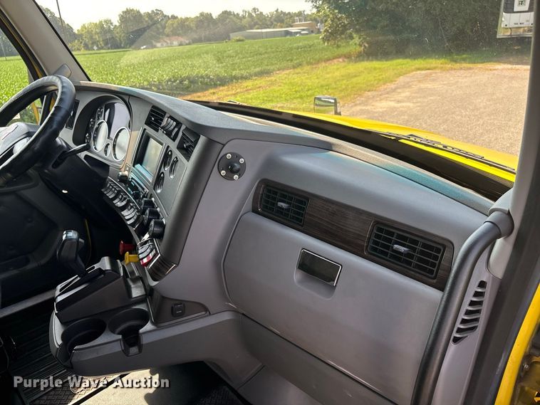 image for item ER3228 2017 Kenworth T680 semi truck