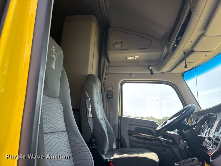 image for item ER3228 2017 Kenworth T680 semi truck