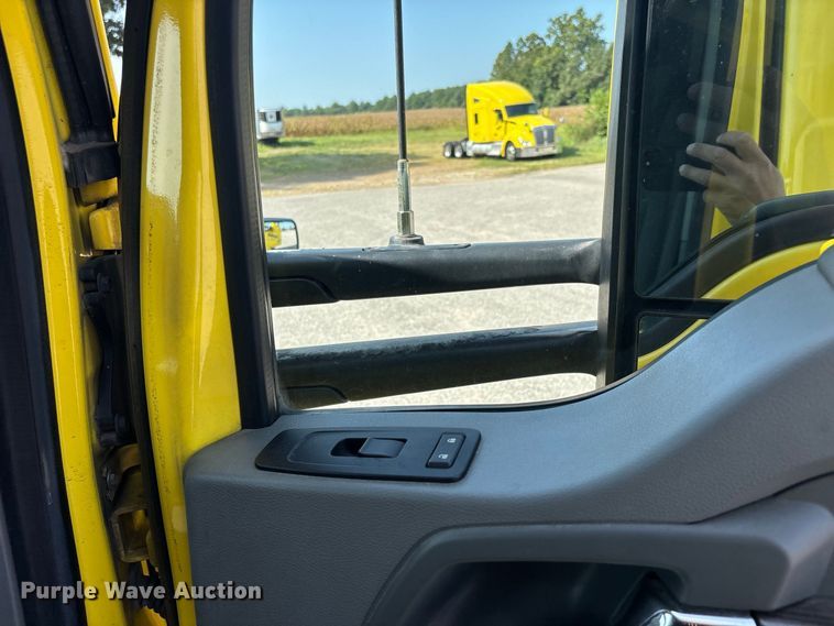 image for item ER3228 2017 Kenworth T680 semi truck