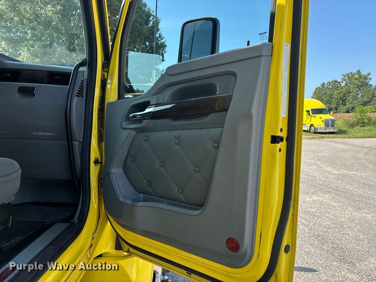 image for item ER3228 2017 Kenworth T680 semi truck