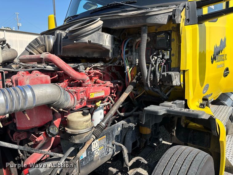 image for item ER3228 2017 Kenworth T680 semi truck