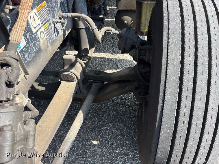 image for item ER3228 2017 Kenworth T680 semi truck