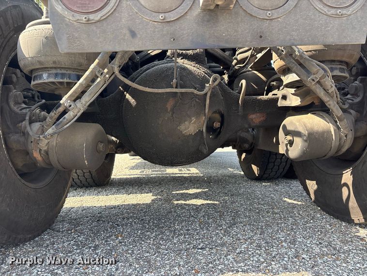 image for item ER3228 2017 Kenworth T680 semi truck