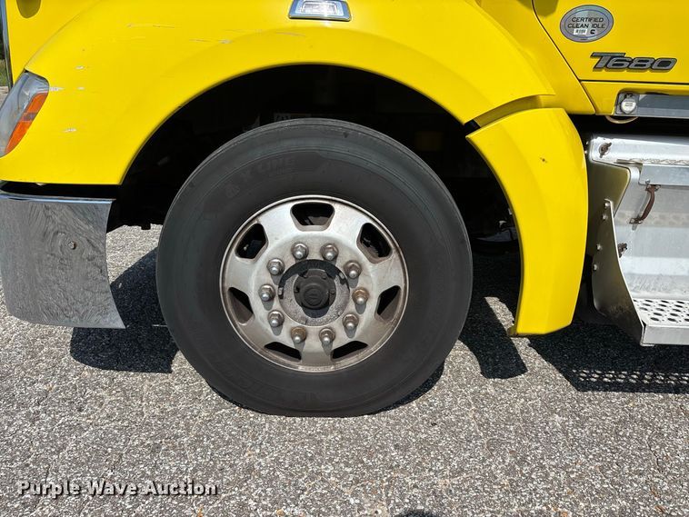 image for item ER3228 2017 Kenworth T680 semi truck