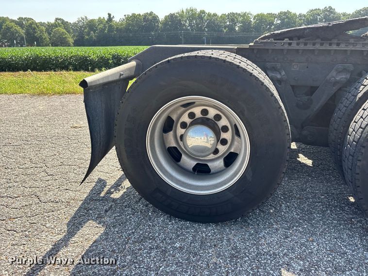 image for item ER3228 2017 Kenworth T680 semi truck