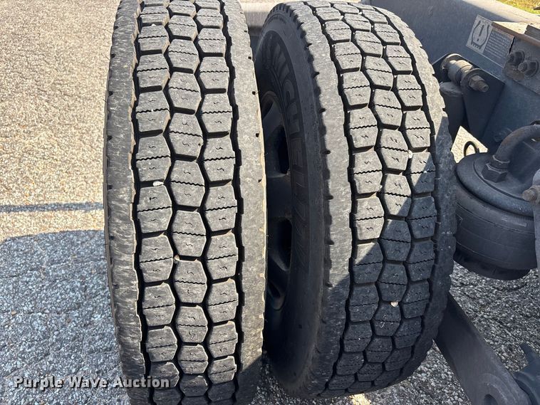 image for item ER3228 2017 Kenworth T680 semi truck