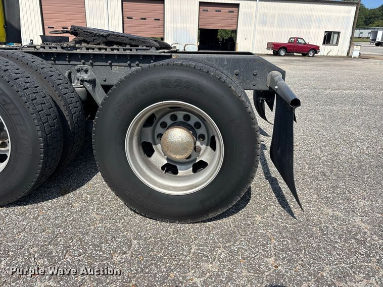 image for item ER3228 2017 Kenworth T680 semi truck