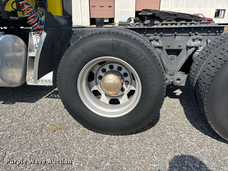 image for item ER3228 2017 Kenworth T680 semi truck