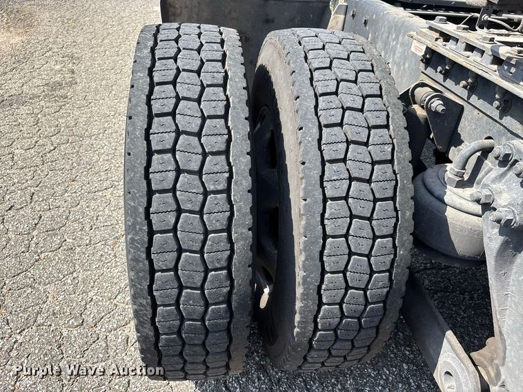 image for item ER3228 2017 Kenworth T680 semi truck