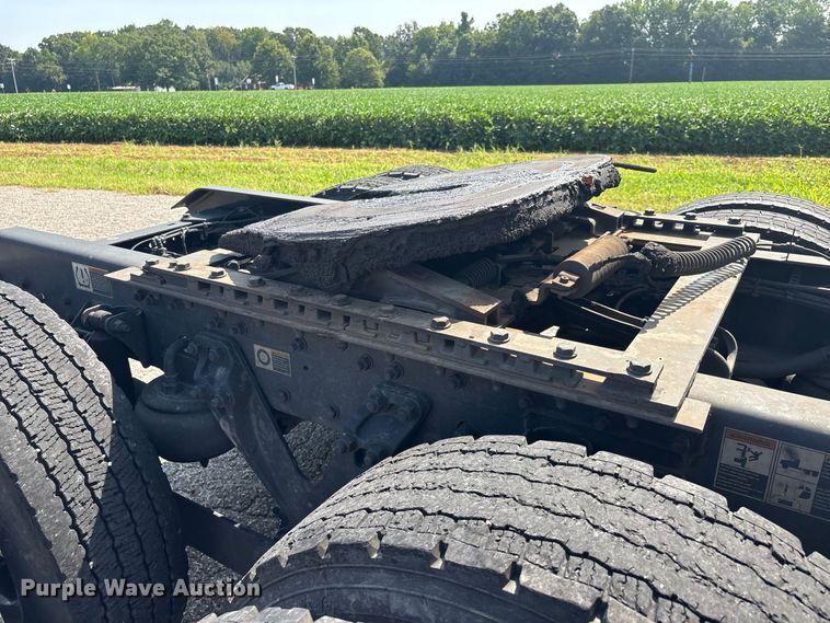 image for item ER3229 2019 Kenworth T680 semi truck