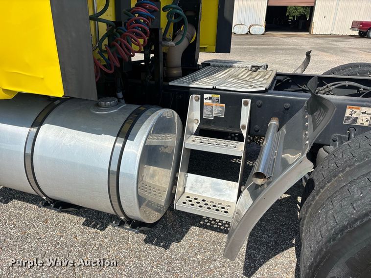 image for item ER3229 2019 Kenworth T680 semi truck