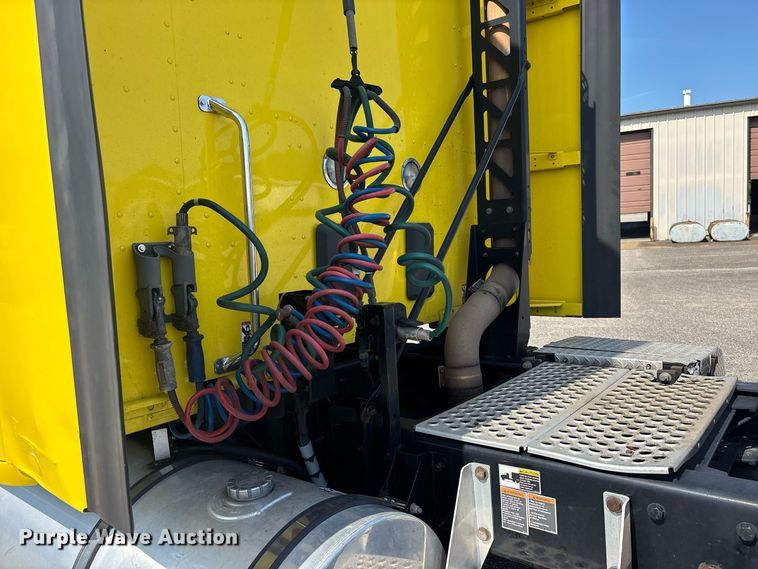 image for item ER3229 2019 Kenworth T680 semi truck