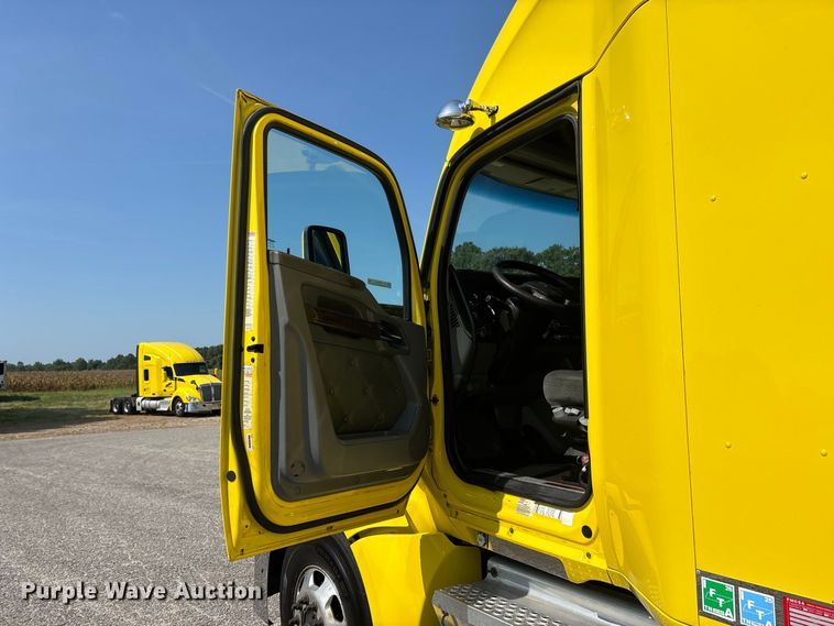 image for item ER3229 2019 Kenworth T680 semi truck