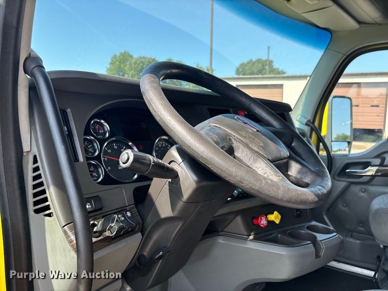 image for item ER3229 2019 Kenworth T680 semi truck