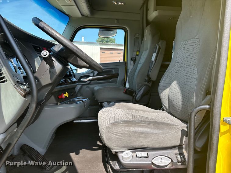 image for item ER3229 2019 Kenworth T680 semi truck