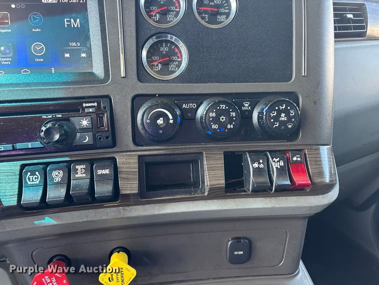 image for item ER3229 2019 Kenworth T680 semi truck