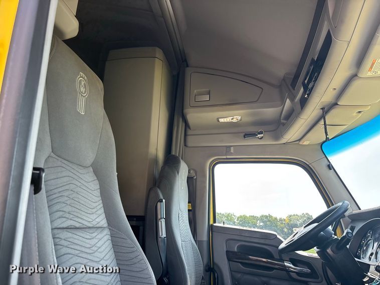 image for item ER3229 2019 Kenworth T680 semi truck
